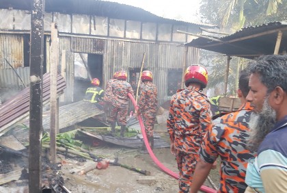 চরভদ্রাসনে অগ্নিকাণ্ডে বসতঘর ও গবাদিপশু ভস্মীভূত