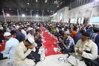জাতীয় মসজিদে বসুন্ধরা গ্রুপের আয়োজনে হাজারো মানুষের ইফতার

