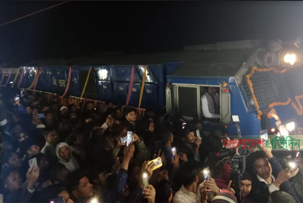 যাত্রা বিরতির দাবিতে বুড়িমারী এক্সপ্রেস আটকে দিল পীরগাছার মানুষ