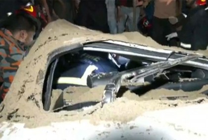 প্রাইভেটকারের ওপর উল্টে পড়ল ট্রাক, আটকা পড়েন চালক