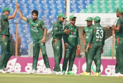 বল হাতে চমকে দিলেন তানজীম সাকিব