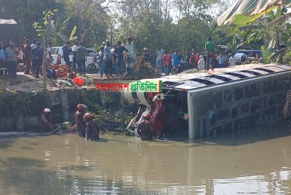পথচারীকে চাপা দিয়ে যাত্রীবাহী বাস পুকুরে, নিহত ২ 

