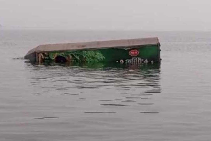 ফেরি থেকে নামতে গিয়ে পদ্মা নদীতে ট্রাক 