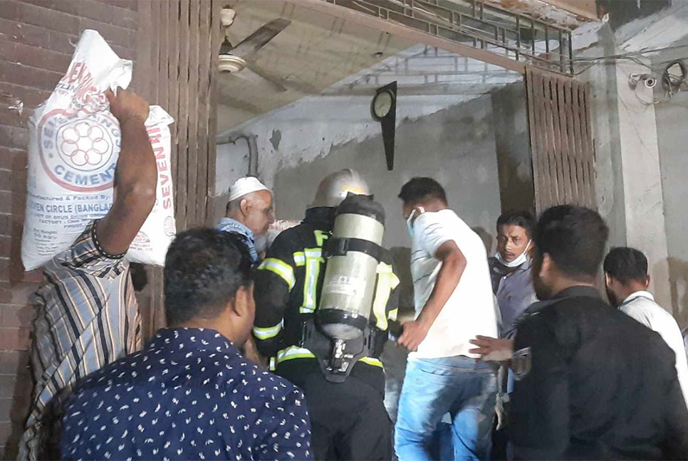 হাতিরপুলে আগুন লাগা ভবনে ছিল কার্পেট-কাপড়ের গোডাউন