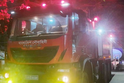 হাতিরপুলের আগুন নিয়ন্ত্রণে যোগ দিয়েছে নৌবাহিনী
