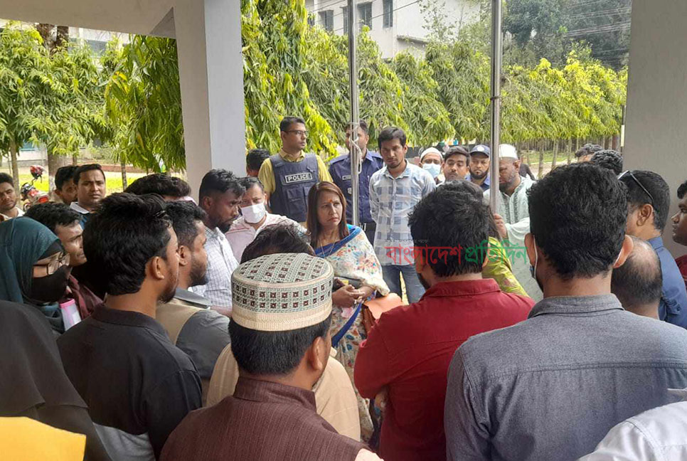 কুমিল্লায় ভুল প্রশ্নপত্রে শিক্ষক নিবন্ধন পরীক্ষা নেওয়ার অভিযোগ