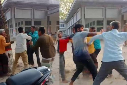 তানোরে ইউএনও’র কার্যালয়ের সামনে কৃষক ও গভীর নলকূপ অপারেটরের হাতাহাতি 