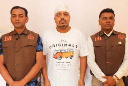 হিন্দি সিনেমা দেখে অনুপ্রাণিত হয়ে অস্ত্র রাখেন শিক্ষক রায়হান