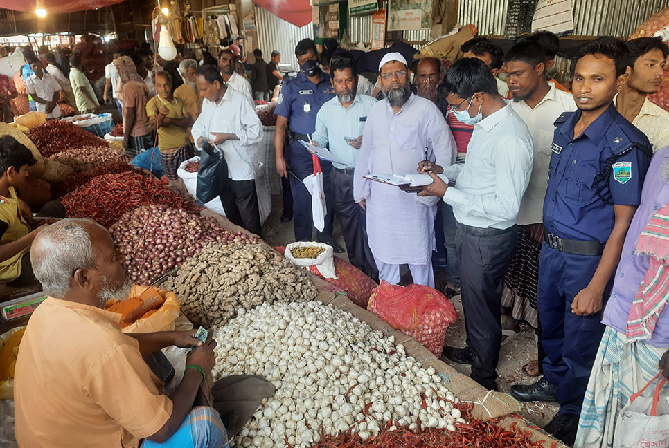 বাজার স্থিতিশীল রাখতে ভ্রাম্যমাণ আদালতের অভিযান