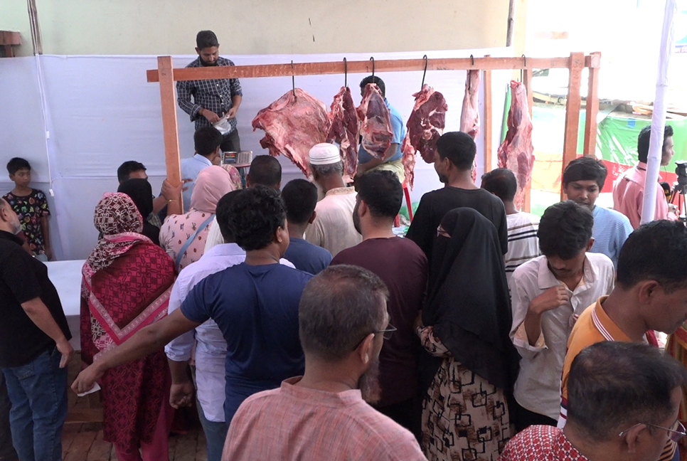 বরিশালে ৬৫০ টাকায় গরুর মাংস কিনতে ভিড়