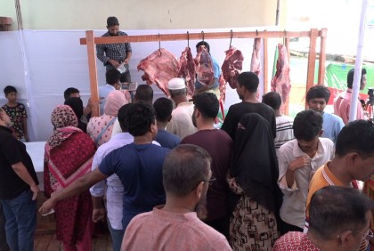বরিশালে ৬৫০ টাকায় গরুর মাংস কিনতে ভিড়