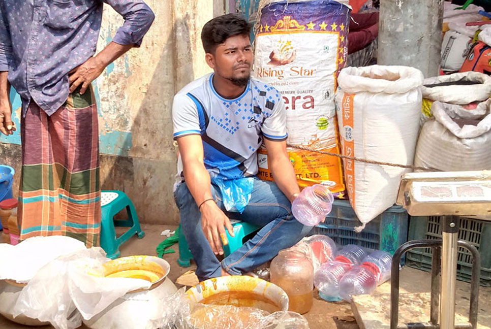 কলাপাড়ায় জমজমাট গোলের গুড়ের বাজার