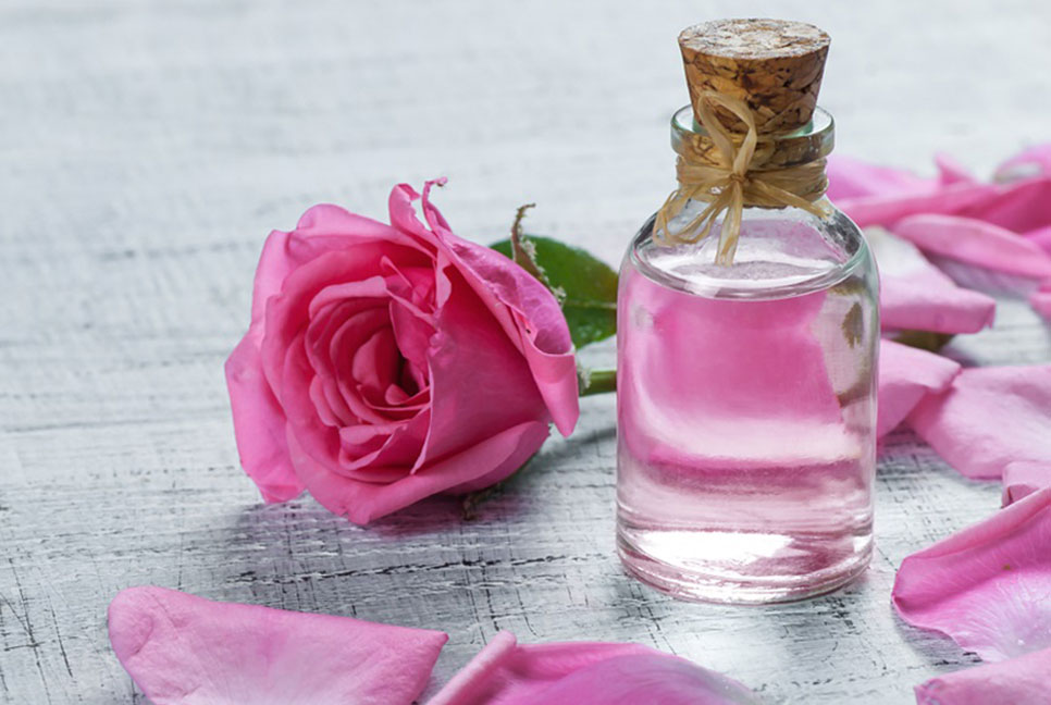 যেভাবে ত্বকের যত্নে ব্যবহার করবেন গোলাপজল