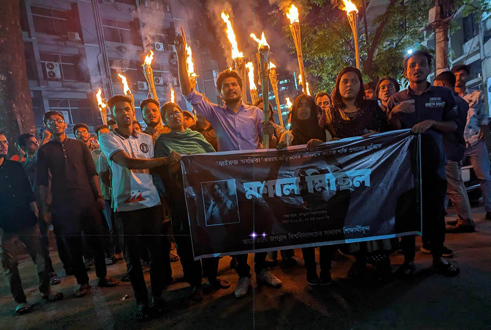 অবন্তিকার মৃত্যু: ৬ দফা দাবিতে ক্যাম্পাসে শিক্ষার্থীদের মশাল মিছিল