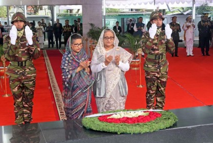বঙ্গবন্ধুর প্রতিকৃতিতে প্রধানমন্ত্রীর শ্রদ্ধা