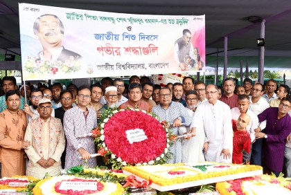 জন্মবার্ষিকীতে বঙ্গবন্ধুর প্রতিকৃতিতে জাতীয় বিশ্ববিদ্যালয় উপাচার্যের শ্রদ্ধা