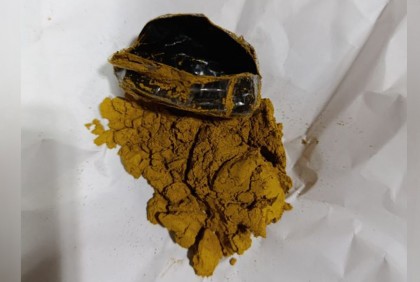 শাহ আমানতে স্বর্ণের গুঁড়াসহ যাত্রী আটক