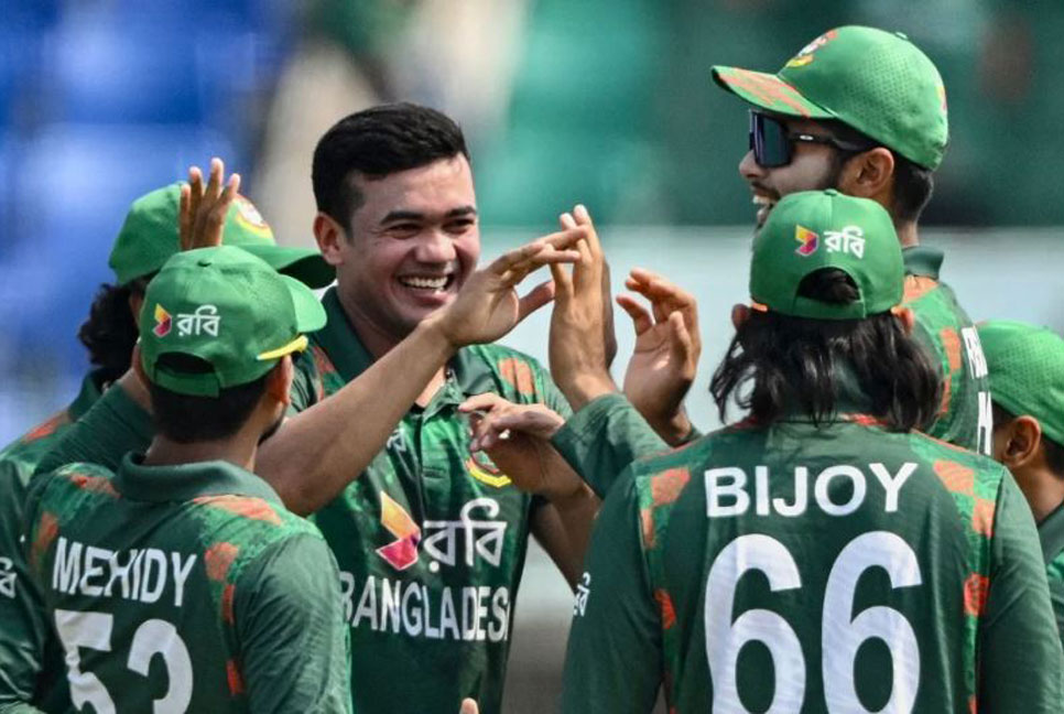 টপ অর্ডারের ৪ ব্যাটারকে হারিয়ে চাপে শ্রীলঙ্কা