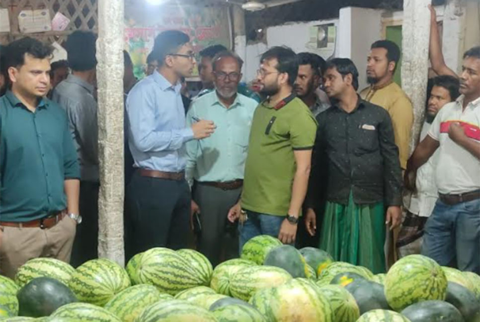 চট্টগ্রামে ১০০ টাকার তরমুজ বিক্রি ৩৩০ টাকায়   

