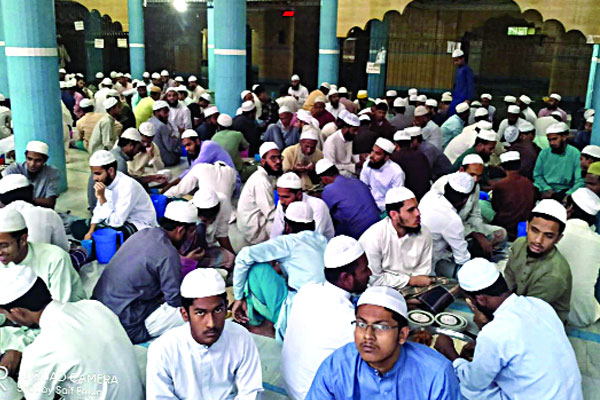 বসুন্ধরার ইফতারে খুশি মাদরাসা শিক্ষার্থীরা
