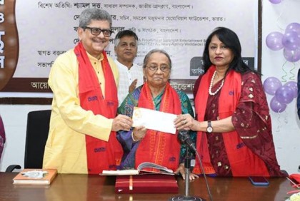 সমরেশ মজুমদার সাহিত্য পুরস্কার পেলেন সেলিনা হোসেন