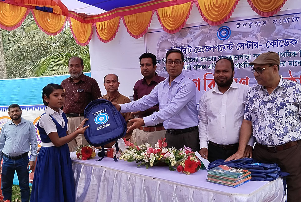 
বাগেরহাটে শিক্ষার্থীদের মাঝে স্কুলব্যাগ বিতরণ