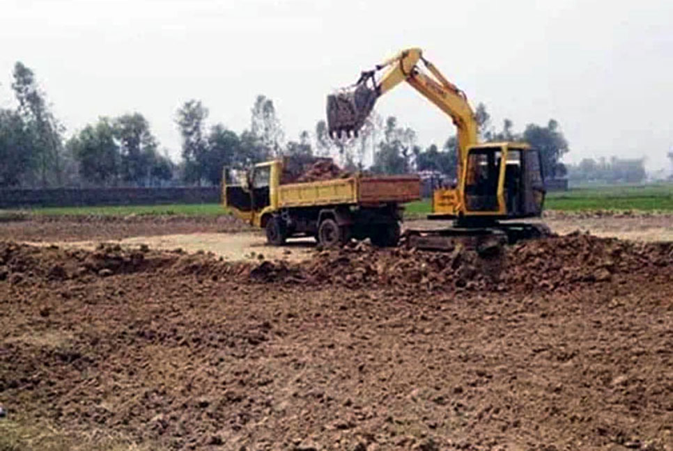 ইটভাটার পেটে কৃষি জমির উপরিভাগের মাটি