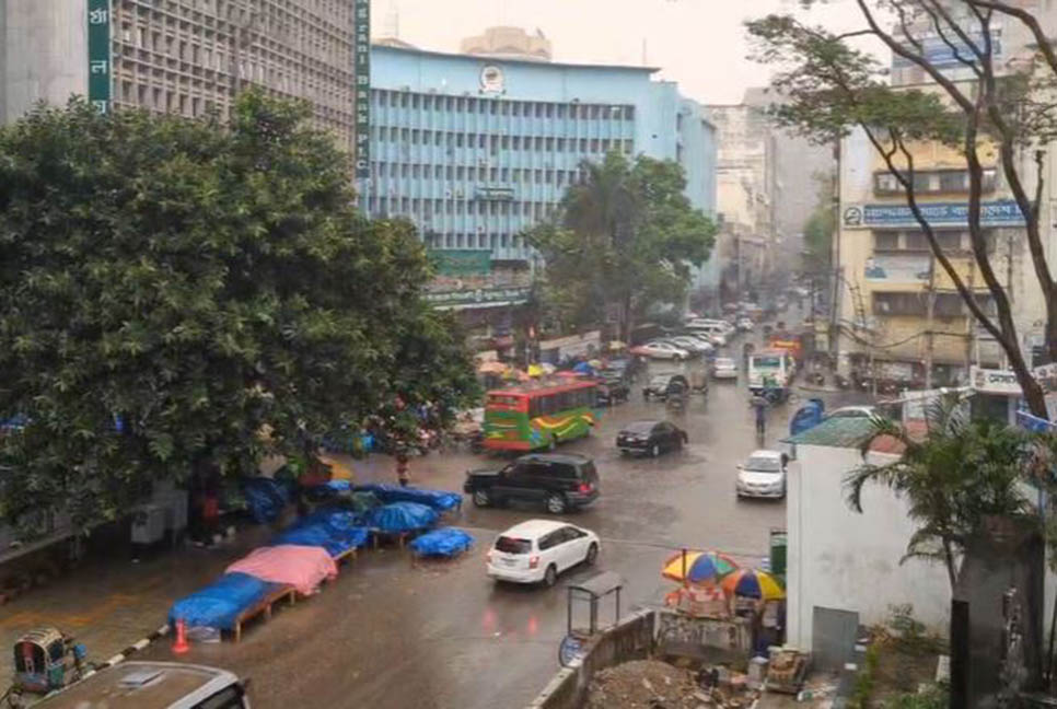 একপশলা বৃষ্টিতে ভিজল রাজধানী

