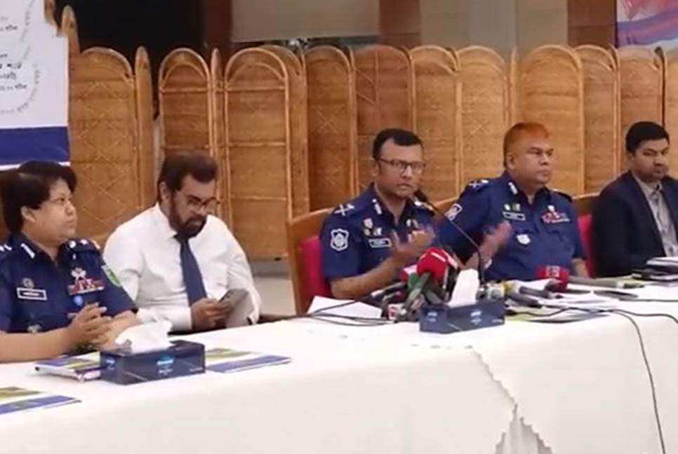ঈদে সড়ক-মহাসড়কে লক্কর-ঝক্কর বাস চলাচল সম্পূর্ণ বন্ধ: হাইওয়ে পুলিশ 



