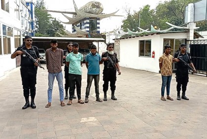টেকনাফে ইয়াবা ও অস্ত্র উদ্ধার, গ্রেফতার ৪