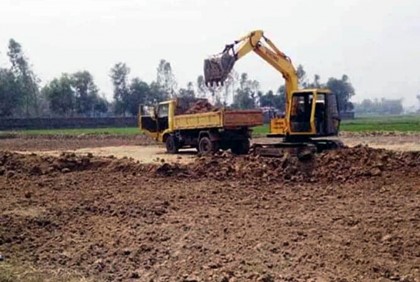 ইটভাটার পেটে কৃষি জমির উপরিভাগের মাটি
