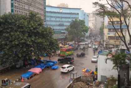 একপশলা বৃষ্টিতে ভিজল রাজধানী

