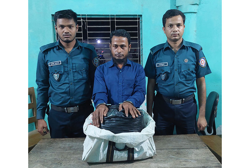 দিনাজপুরে গাঁজাসহ
মাদক কারবারি গ্রেফতার