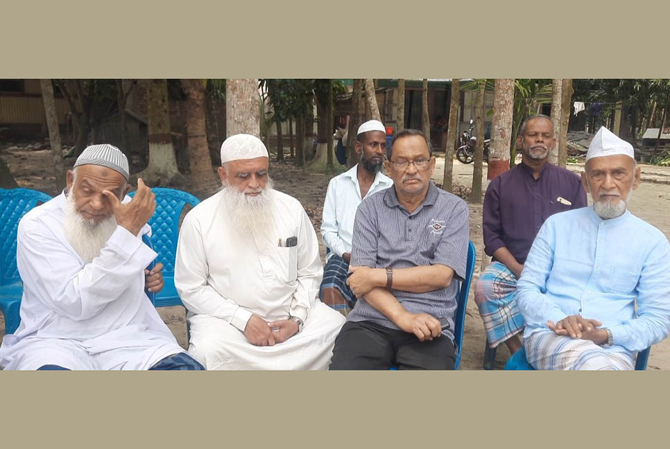 সড়কে একই পরিবারের চারজনের মৃত্যু, বাড়িতে স্বজনদের আহাজারি