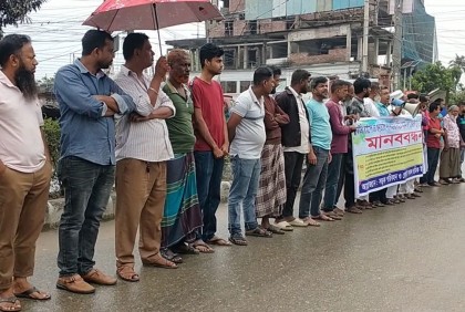 ড্রাইভিং লাইসেন্স নবায়নের দাবিতে চালকরা রাজপথে