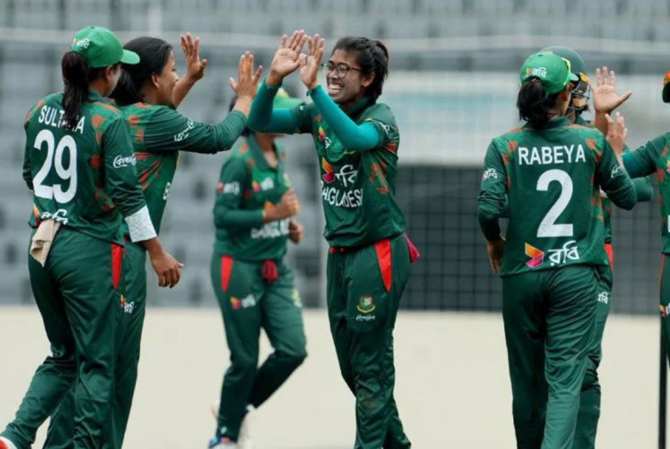 টাইগ্রেসদের বোলিং তোপে চাপে অস্ট্রেলিয়া 