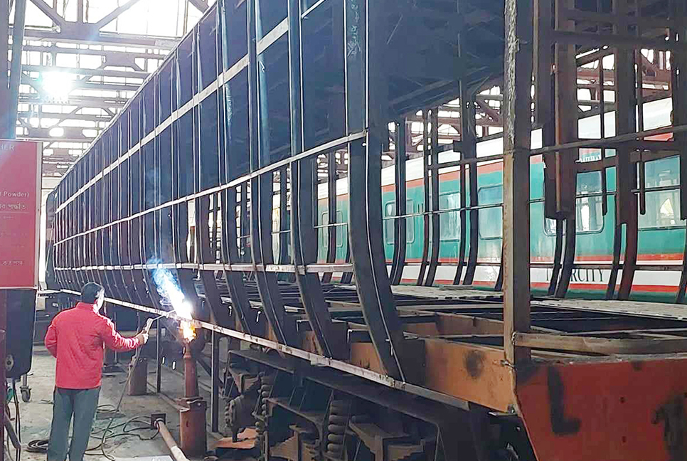 ঈদে যাত্রীসেবা দিতে সৈয়দপুরে চলছে ট্রেনের কোচ মেরামতের কাজ