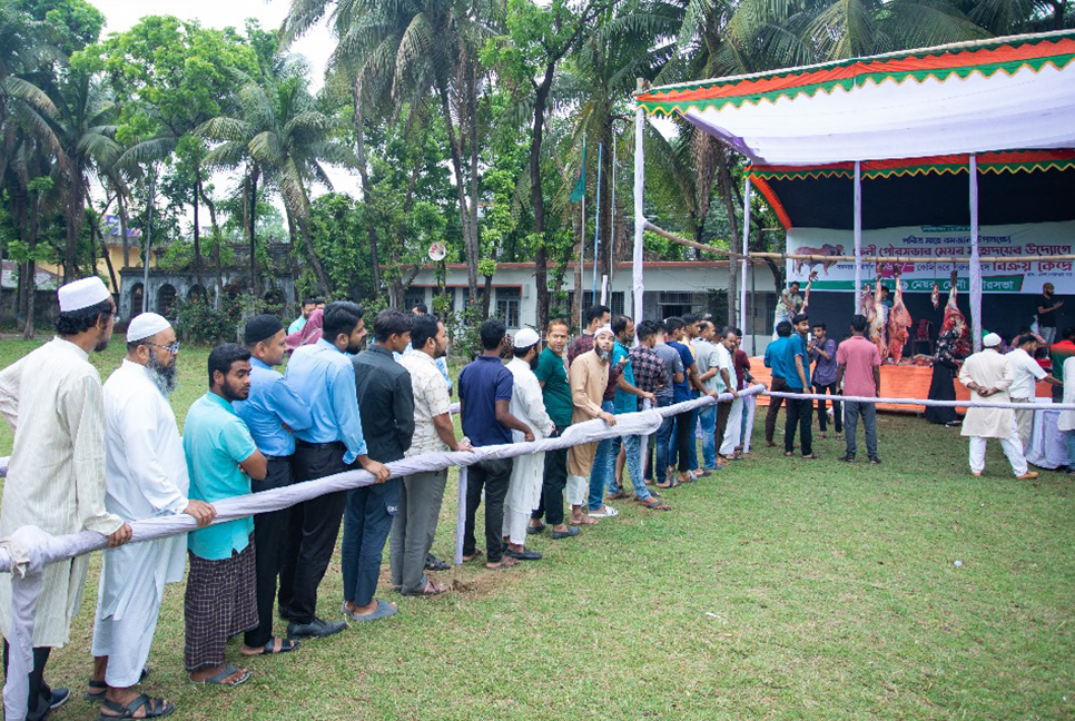 সরকার নির্ধারিত মূল্যে গরুর মাংস বিক্রি শুরু করেছে ফেনী পৌরসভা