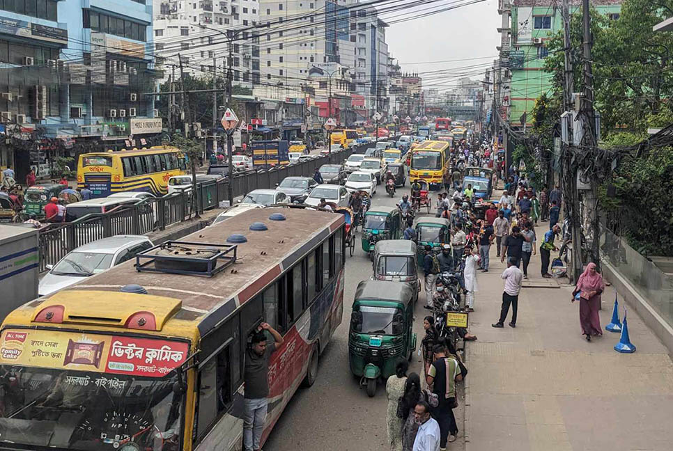সপ্তাহের শেষ কার্যদিবসে রাজধানীতে তীব্র যানজট, হেঁটে গন্তব্যে যাত্রীরা

