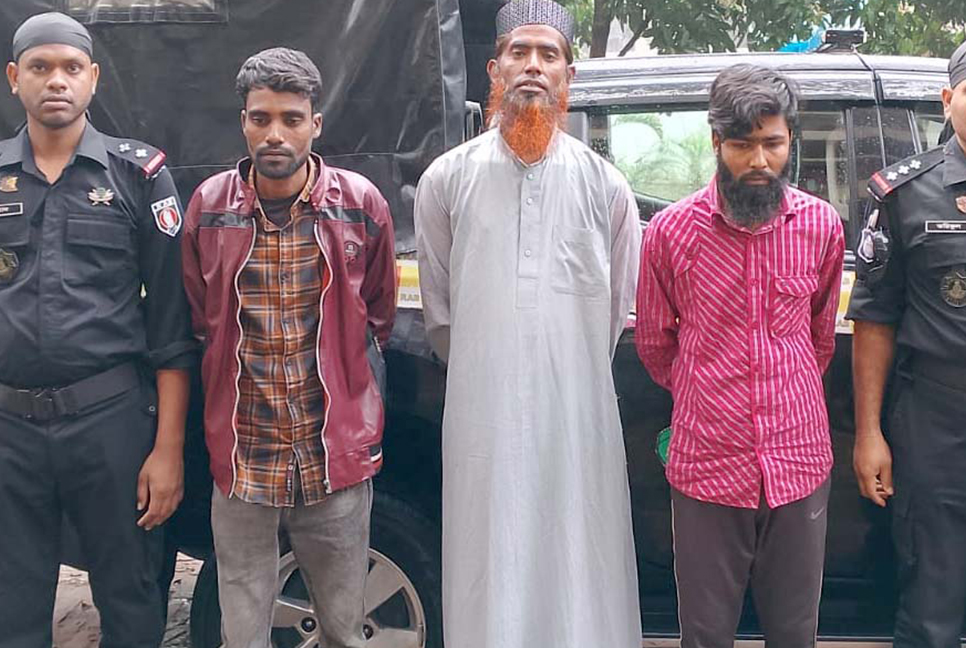 বগুড়ায় পণ্যবাহী ট্রাকে চাঁদা তোলার সময় গ্রেফতার ৩