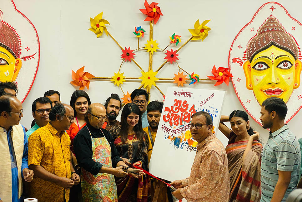 শিল্পী হাশেম খানের তুলিতে শুভ উদ্বোধন শোভাযাত্রার প্রস্তুতি 

