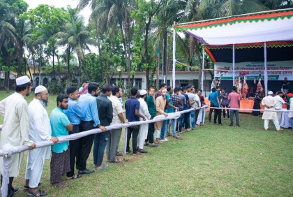 সরকার নির্ধারিত মূল্যে গরুর মাংস বিক্রি শুরু করেছে ফেনী পৌরসভা