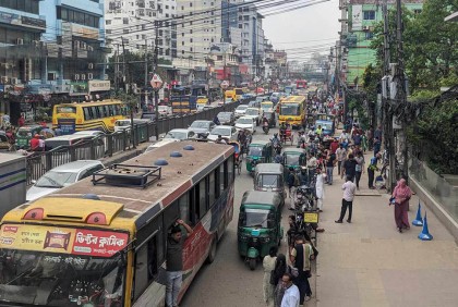 সপ্তাহের শেষ কার্যদিবসে রাজধানীতে তীব্র যানজট, হেঁটে গন্তব্যে যাত্রীরা

