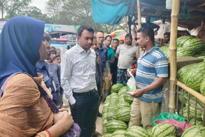 ফল ও মাংস বেশি দামে বিক্রি করায় ৪ দোকানিকে জরিমানা

