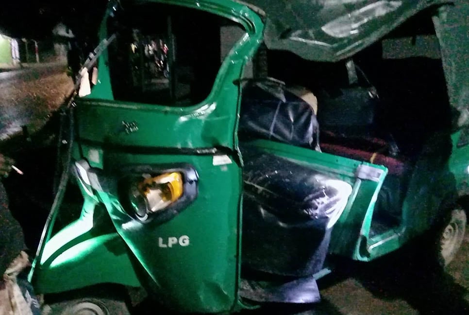 জয়পুরহাটে দাঁড়িয়ে থাকা ট্রাকে সিএনজির ধাক্কা, নিহত ১ 