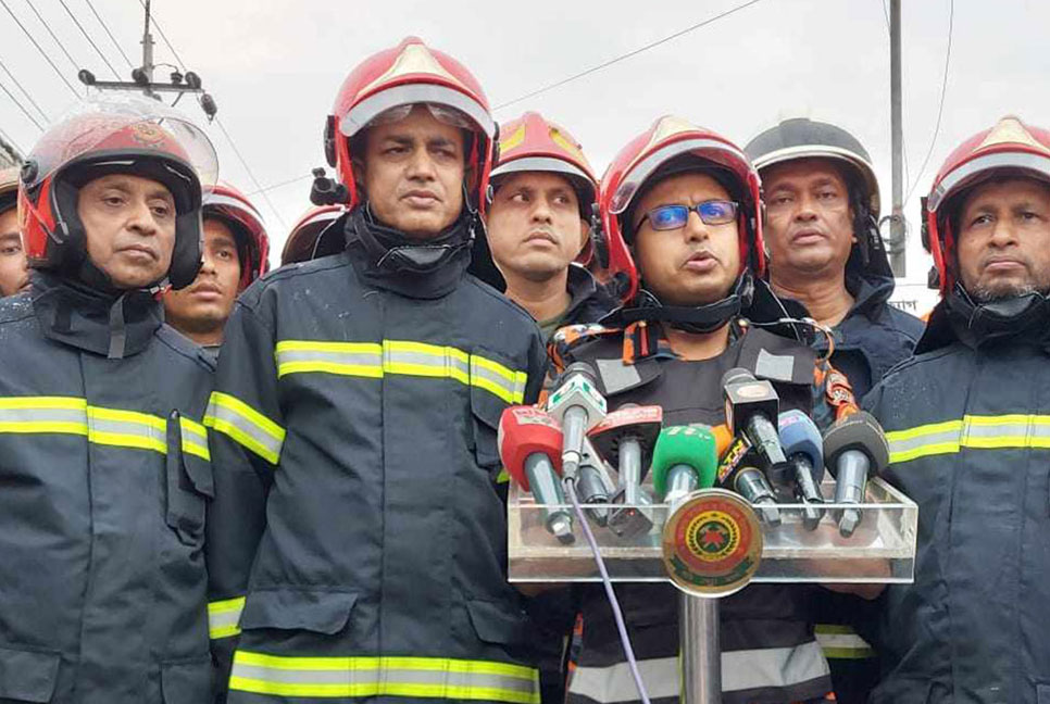 ৮ ঘণ্টা পর নিয়ন্ত্রণে ডেমরার গোডাউনের আগুন