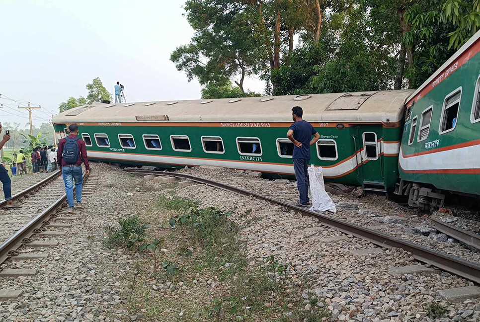 কুমিল্লায় দুর্ঘটনা, অনির্দিষ্ট কালের জন্য স্বল্প গতিতে ট্রেন চলাচলের নির্দেশ
