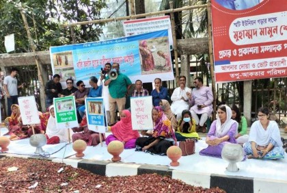 উপকূলে সুপেয় পানি নিশ্চিতের দাবিতে খালি কলস নিয়ে অবস্থান