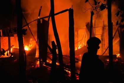 টেকনাফে আগুনে পুড়ে বসতঘর ছাই