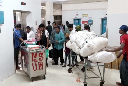 শেবাচিমে ১১ লিফটের ৯টিই অচল, ভোগান্তি চরমে
